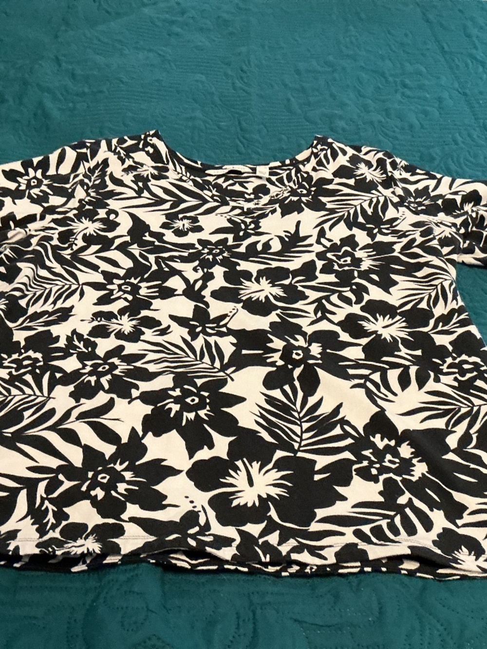 Sport Savvy pullover shirt, Size Large, Color Black and White